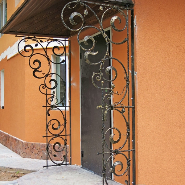 Кованый козырек крыльца