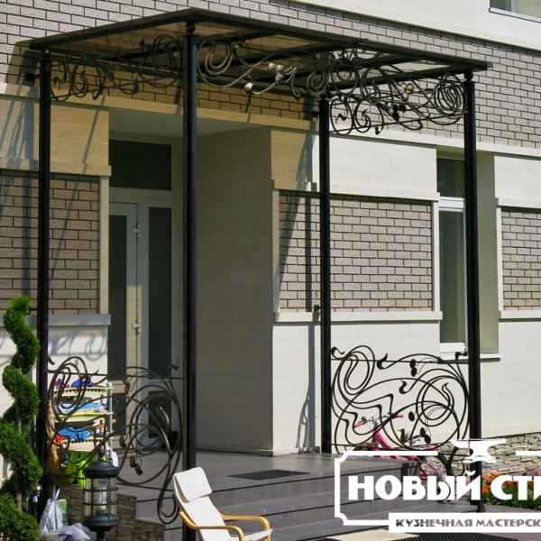 Кованый козырек на столбах