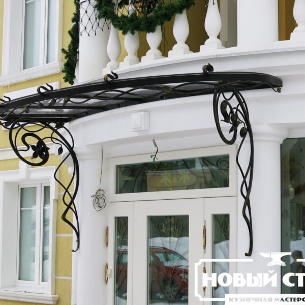 Кованый козырек над дверью