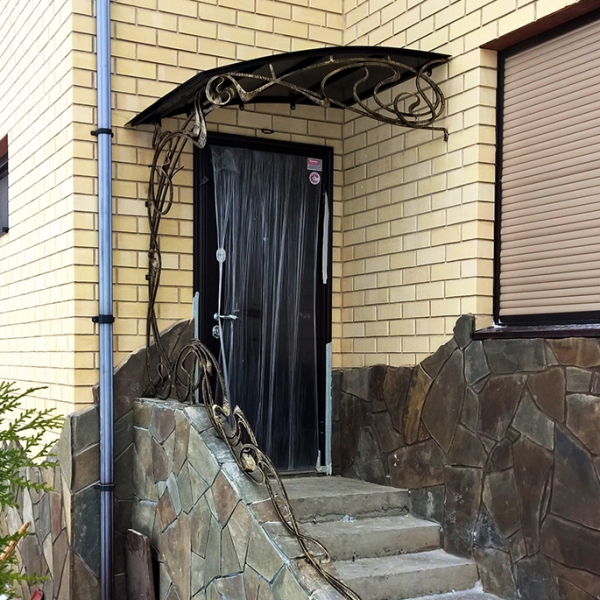 Кованый козырек в частном доме