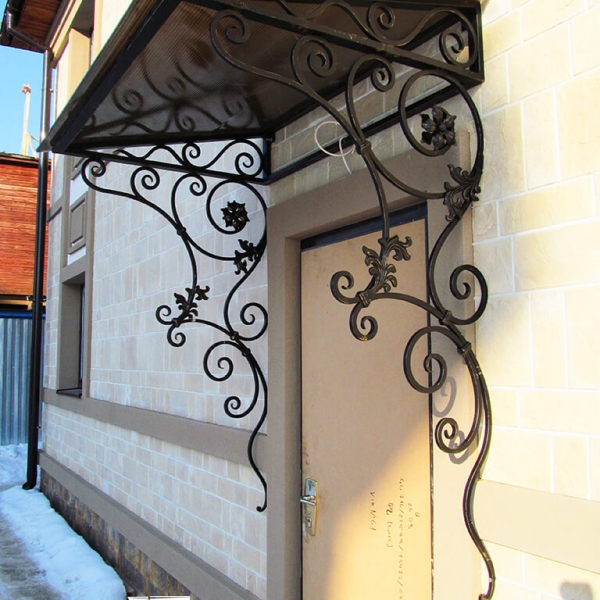 Маленький козырек над дверью