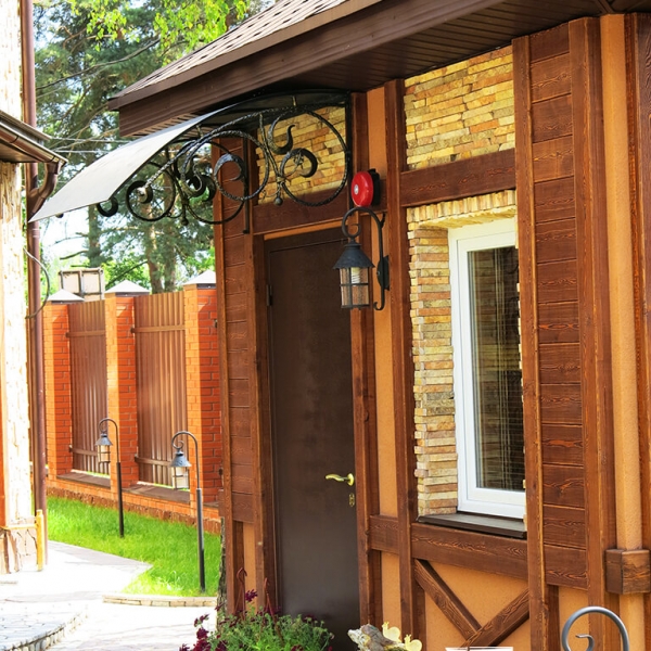 Козырек над входной дверью