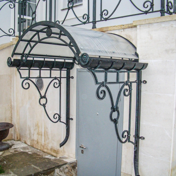 Кованый козырек с поликарбонатом